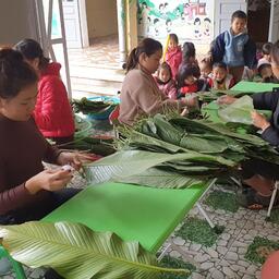 HOẠT ĐỘNG TRẢI NGHIỆM “GÓI BÁNH CHƯNG NGÀY TẾT” CỦA CÁC BÉ TRƯỜNG MẦM NON SỐ 2 XÃ MƯỜNG PỒN